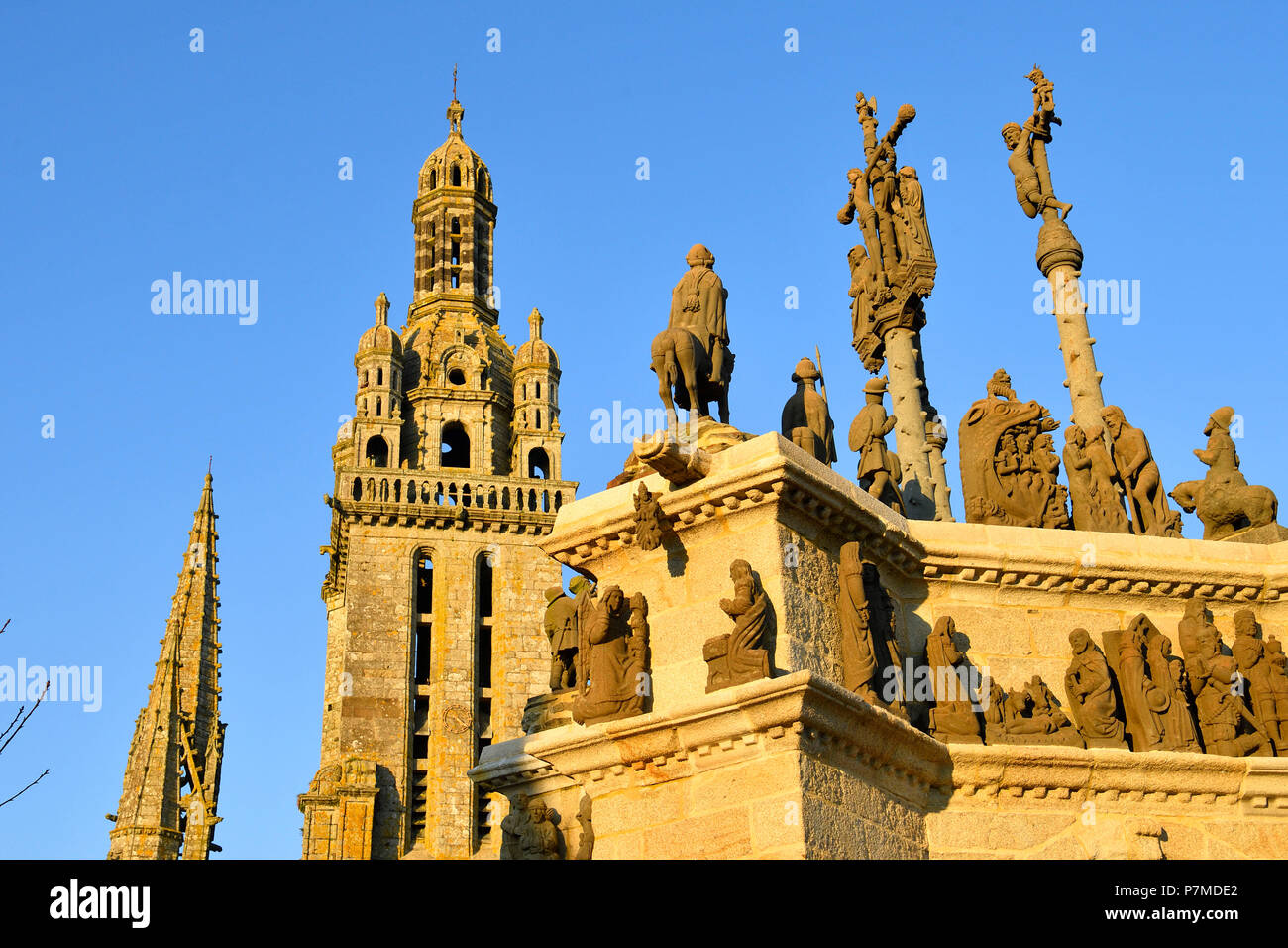 Francia, Finisterre, Pleyben, enclosure parrocchiale, la chiesa e il calvario Foto Stock