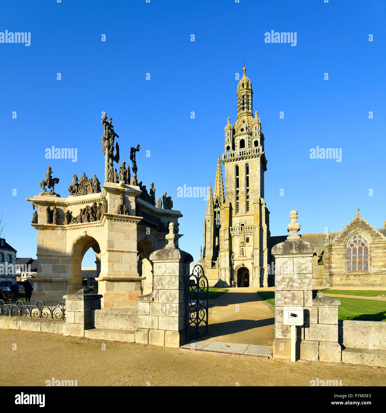 Francia, Finisterre, Pleyben, enclosure parrocchiale, la chiesa e il calvario Foto Stock
