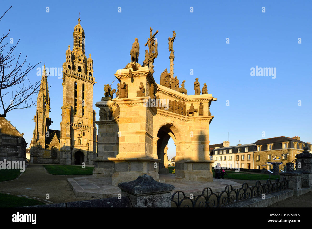 Francia, Finisterre, Pleyben, enclosure parrocchiale, la chiesa e il calvario Foto Stock