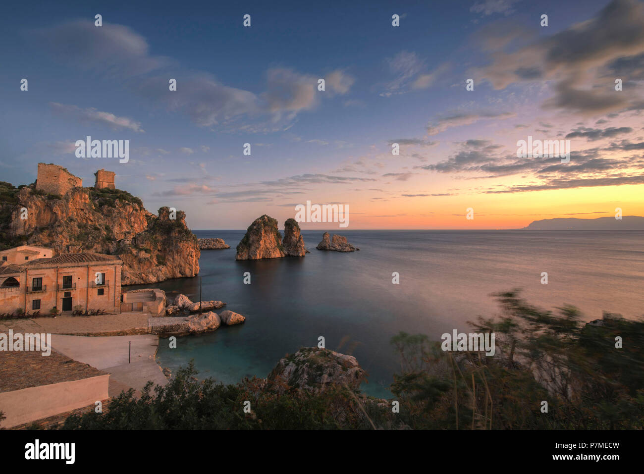 Una bellissima alba alla Tonnara di Scopello, Castellammare del Golfo e Trapani, Sicilia, Italia, Europa Foto Stock