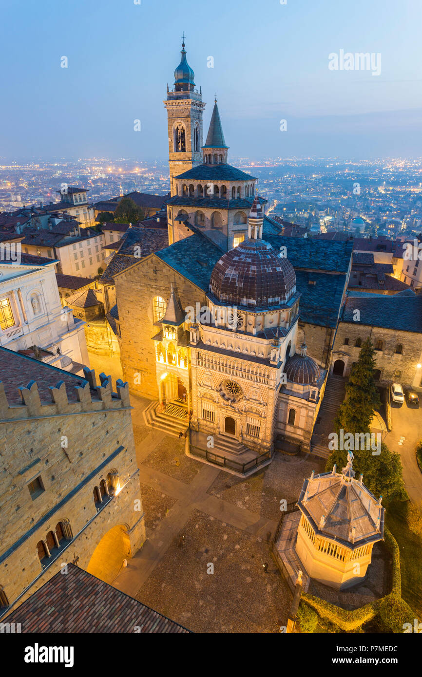 Cattedrale di Bergamo con la Basilica di Santa Maria Maggiore da sopra al crepuscolo, Bergamo, città alta, Lombardia, Italia, Foto Stock