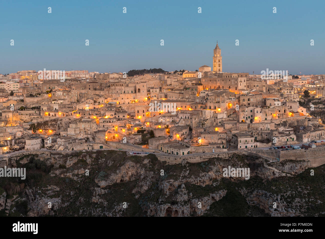 Alle prime luci dell'alba su Matera, provincia di Matera, Basilicata, Italia Foto Stock