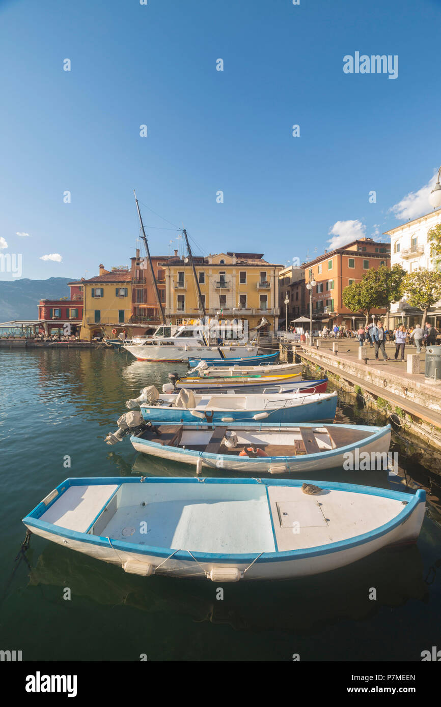 Il piccolo porto di Malcesine sul Lago di Garda, provincia di Verona, regione Veneto, Italia Foto Stock