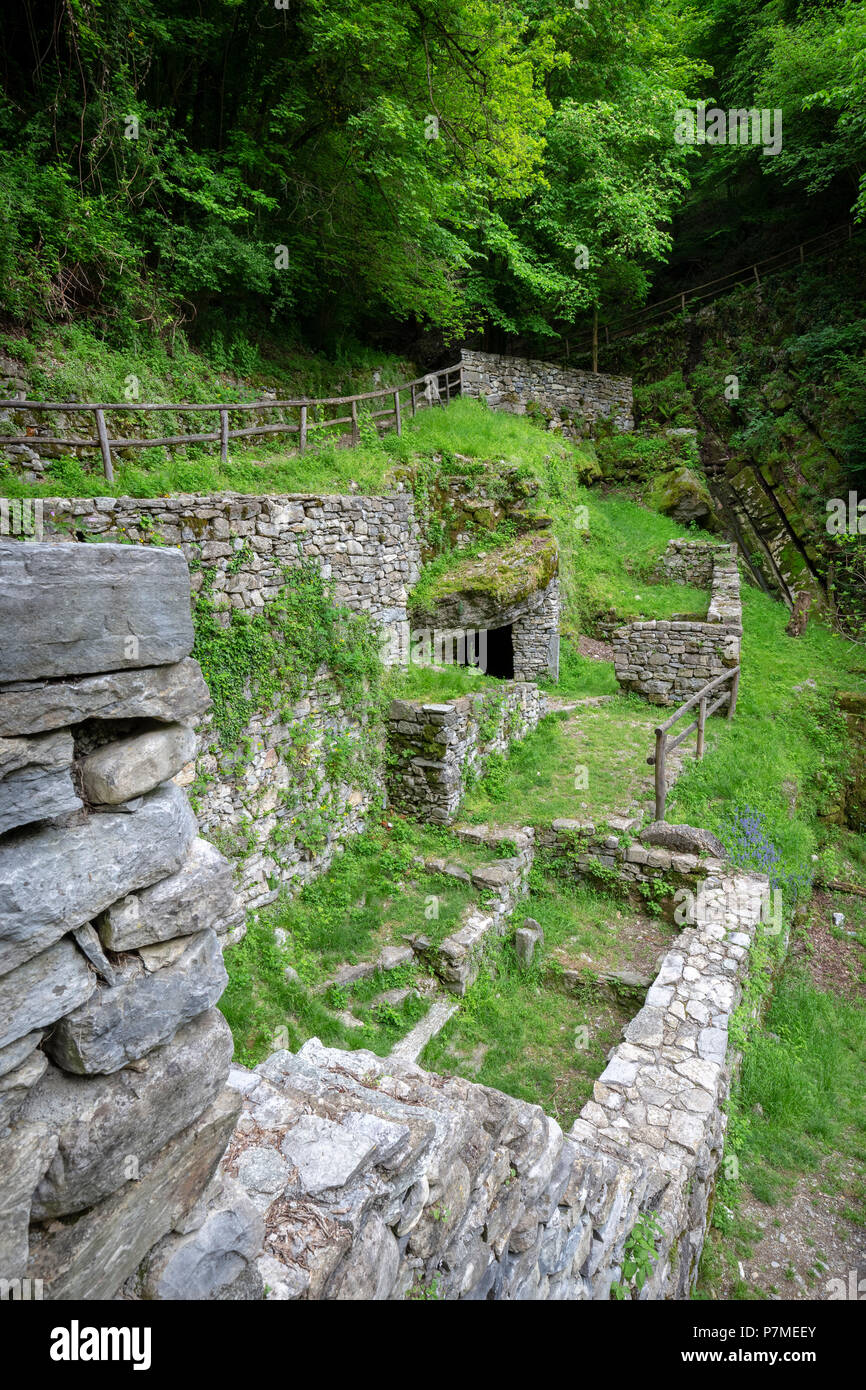 Vista delle rovine di vecchi mulini del fiume Breggia. Breggia gole, Valle di Muggio, distretto di Mendrisio, Canton Ticino, Svizzera. Foto Stock