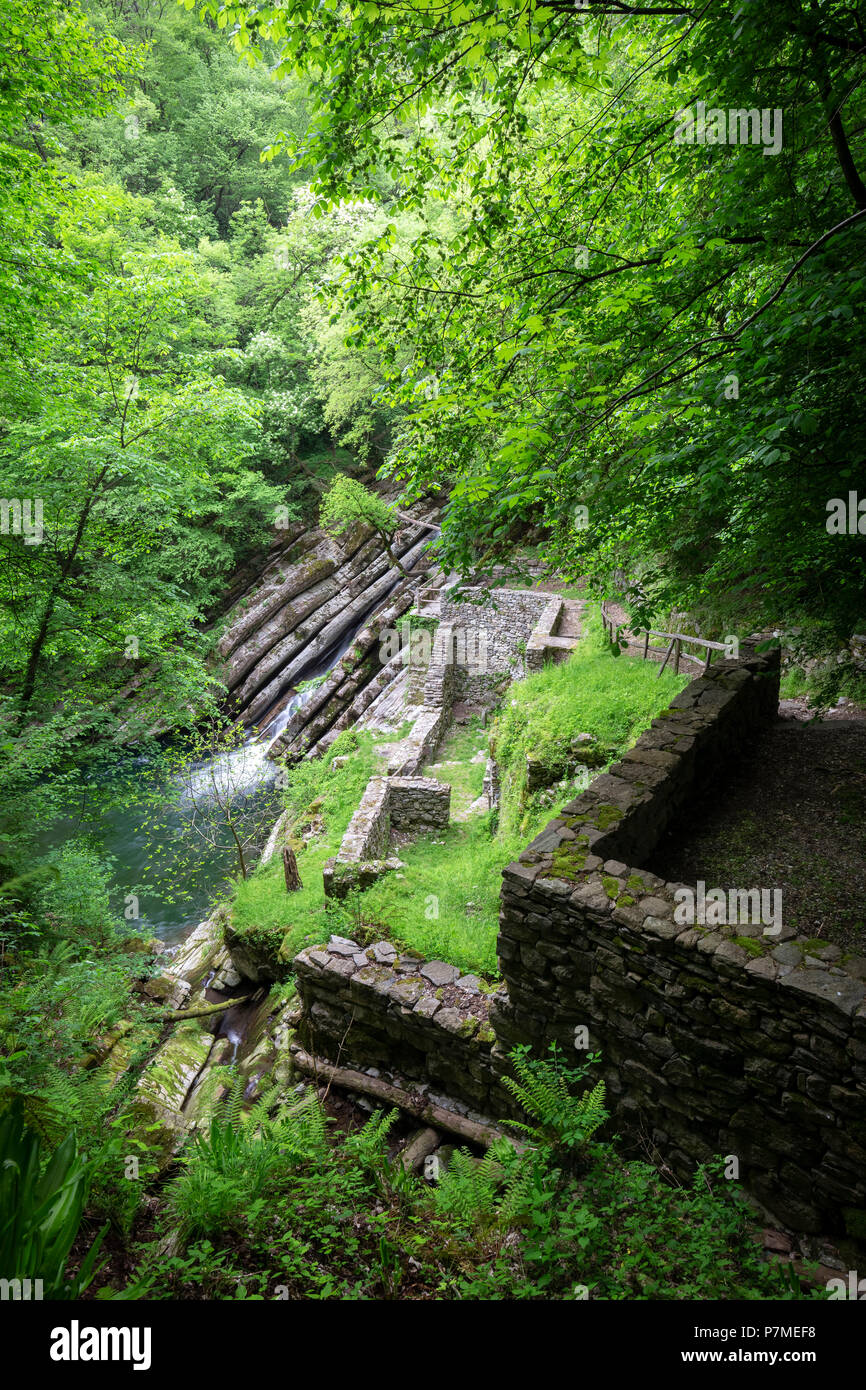 Vista delle rovine di vecchi mulini del fiume Breggia, Breggia gole, Valle di Muggio, distretto di Mendrisio, Canton Ticino, Svizzera. Foto Stock