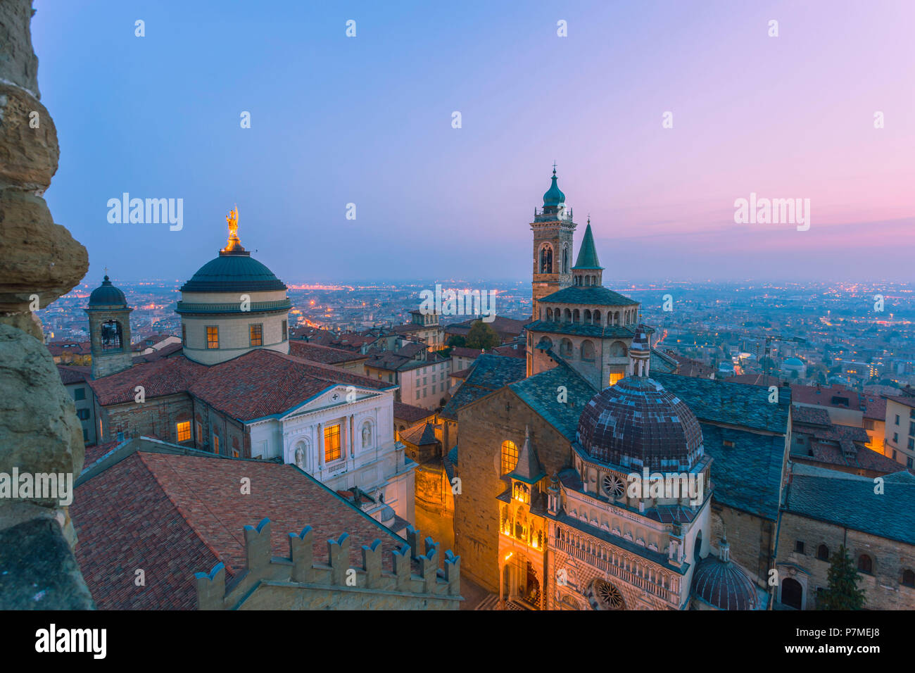 Basilica di Santa Maria Maggiore con la Cappella Colleoni / Cappella Colleoni, dal di sopra durante il crepuscolo. Bergamo / Città Alta, Lombardia, Italia, Foto Stock