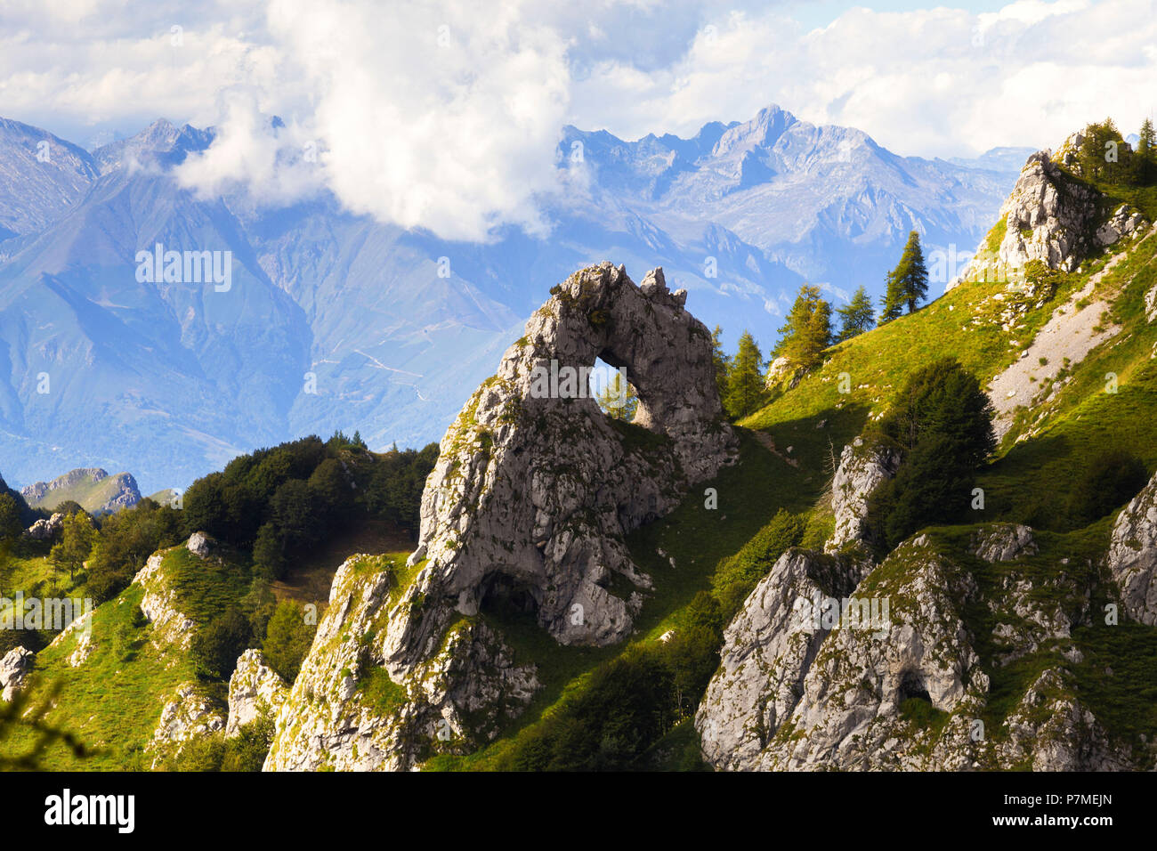 La Porta di Prada, una roccia arco naturale in il massiccio della Grigna, Grigna Settentrionale / Grignone, Grigna settentrionale parco regionale, Lombardia, Italia, Europa Foto Stock