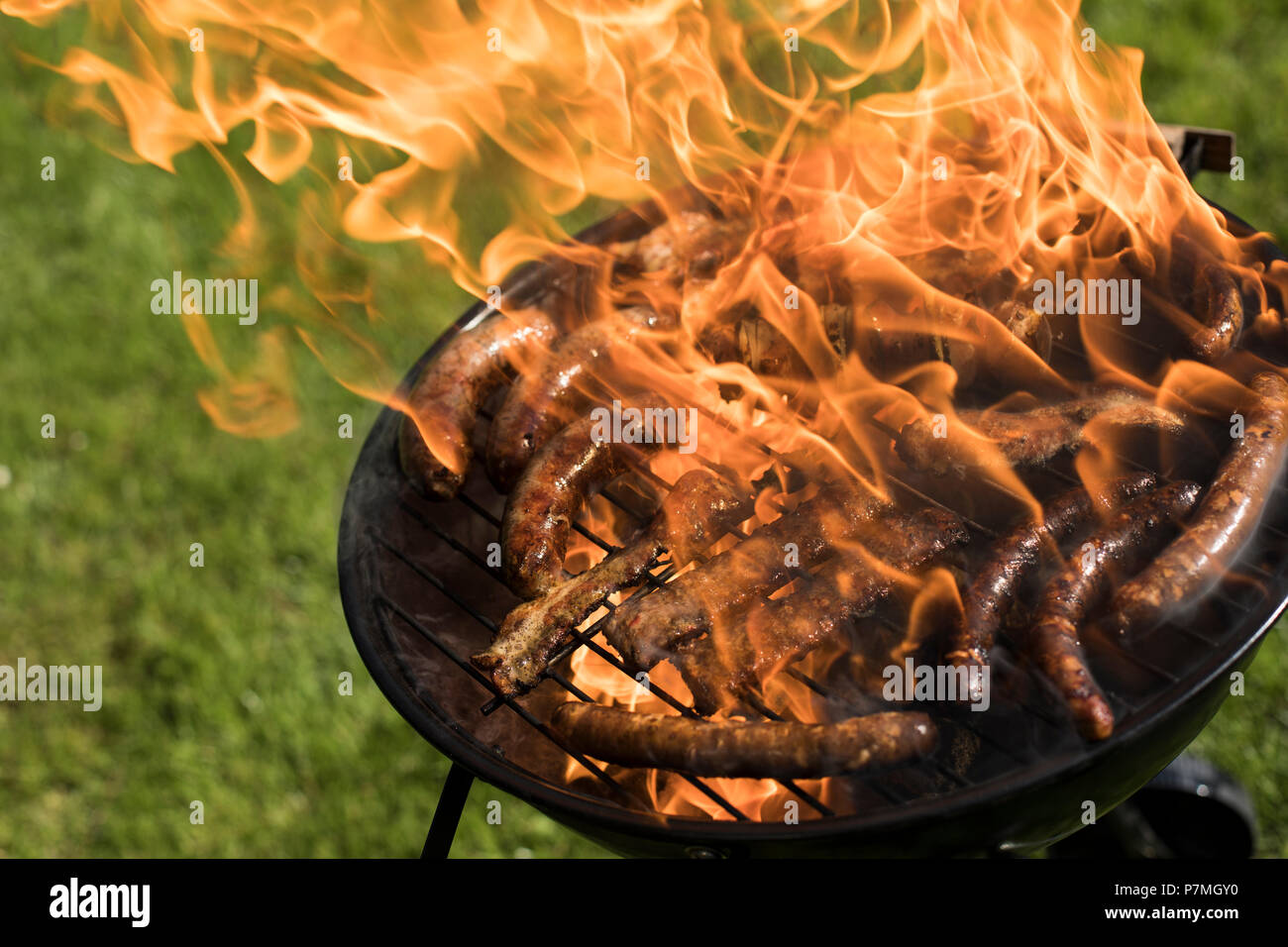 Un assortimento di carni alla griglia su un barbecue estivo, concetto BBQ Foto Stock