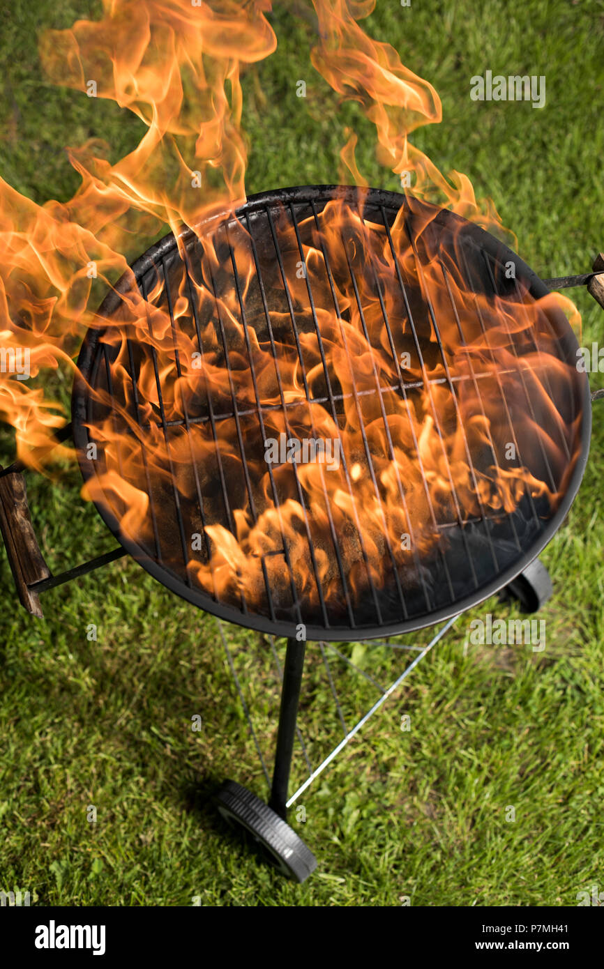 Grill sul giardino, barbecue e sfondo antincendio Foto Stock