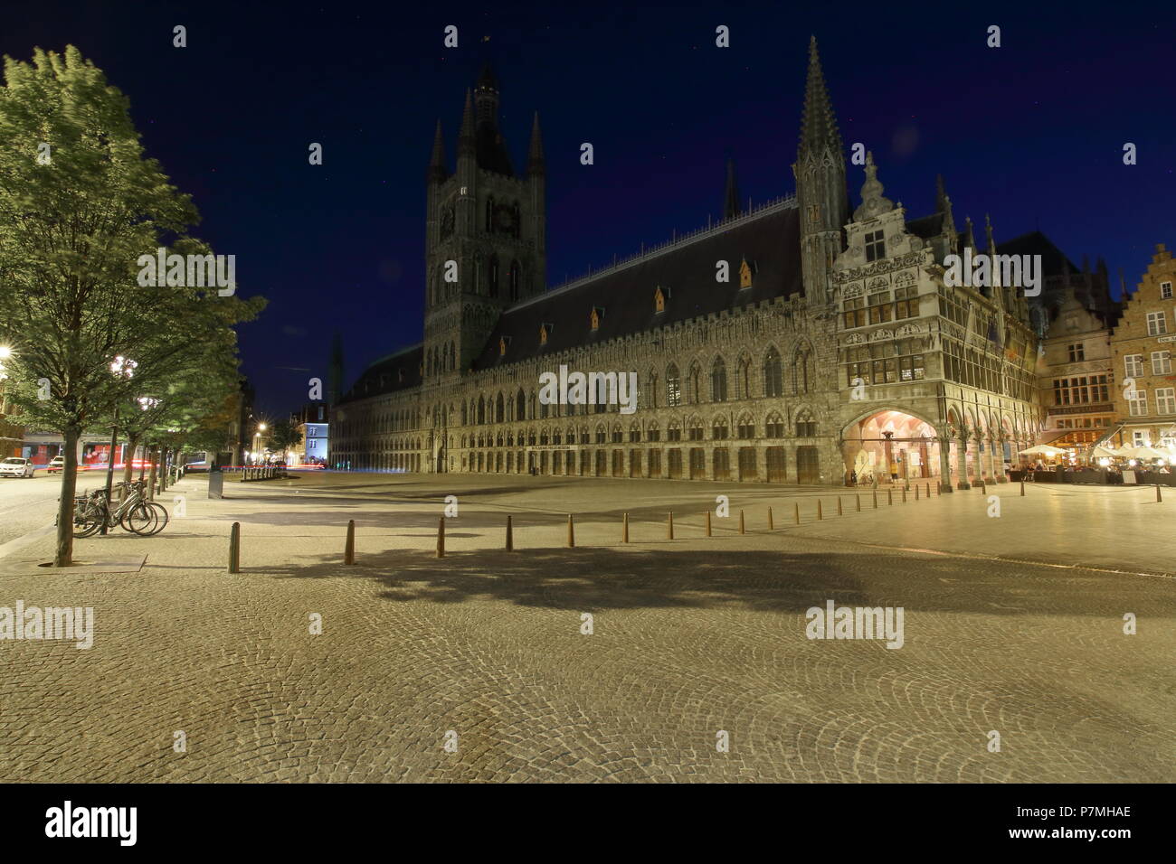 Panno Ypres Hall di notte Foto Stock