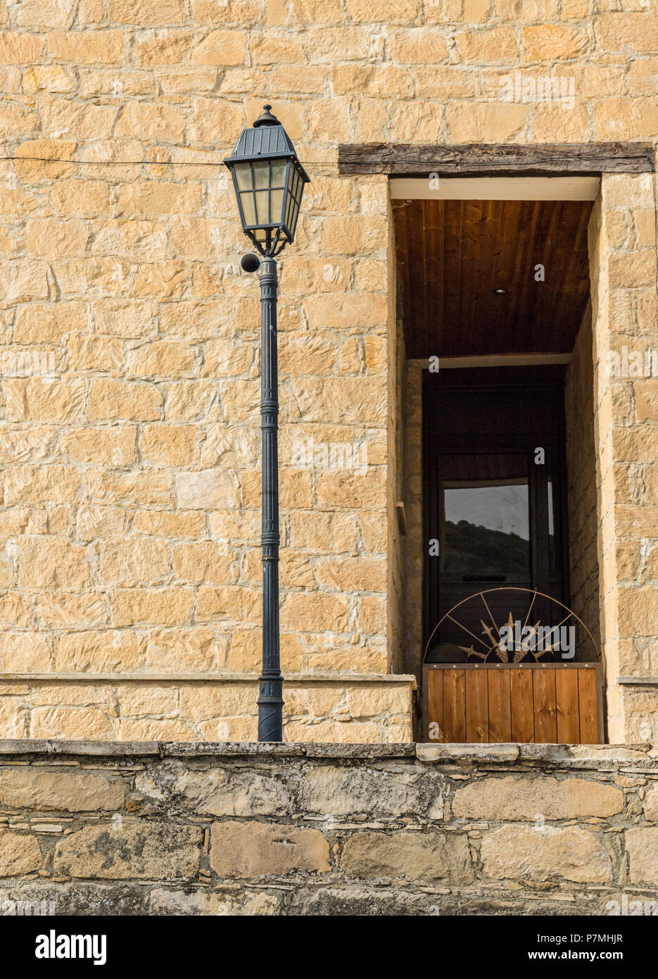 Una tipica vista nel tradizionale villaggio Omodos in Cipro Foto Stock