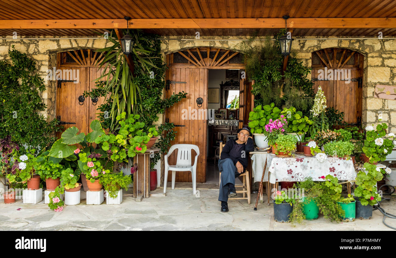 Una tipica vista nel tradizionale villaggio Omodos in Cipro Foto Stock