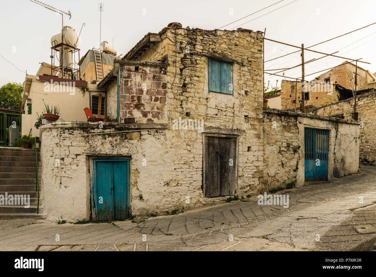 Una tipica vista nel tradizionale villaggio Omodos in Cipro Foto Stock