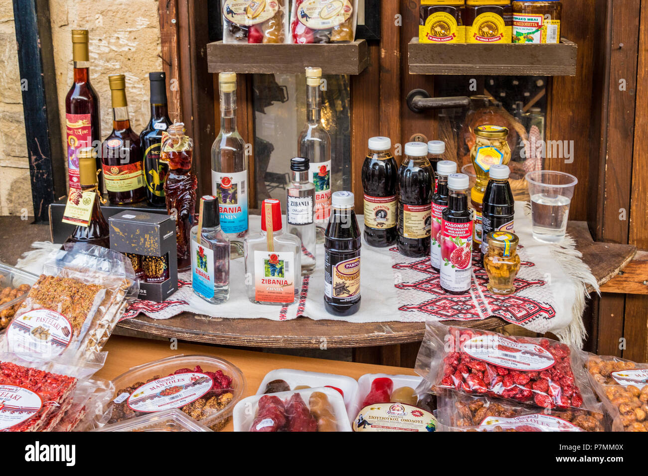 Una tipica vista nel tradizionale villaggio Omodos in Cipro Foto Stock