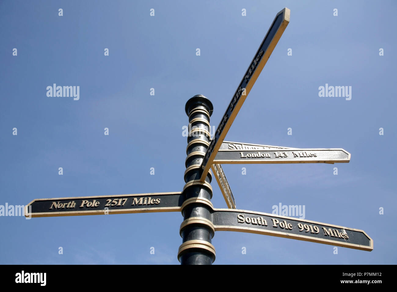 Distanza cartello indicatore al punto meridiano, la linea del meridiano di Greenwich longitudine zero, Cleethorpes, Lincolnshire, Regno Unito. Foto Stock