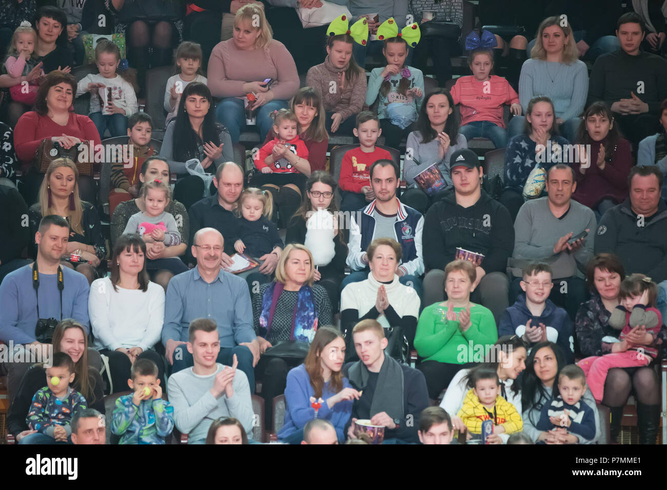 La Bielorussia, Gomel, Aprile 1, 2018. Stato di Gomel Circus. La prestazione del team della mosca circus Nikulin.il pubblico. Molte persone dell'evento Foto Stock