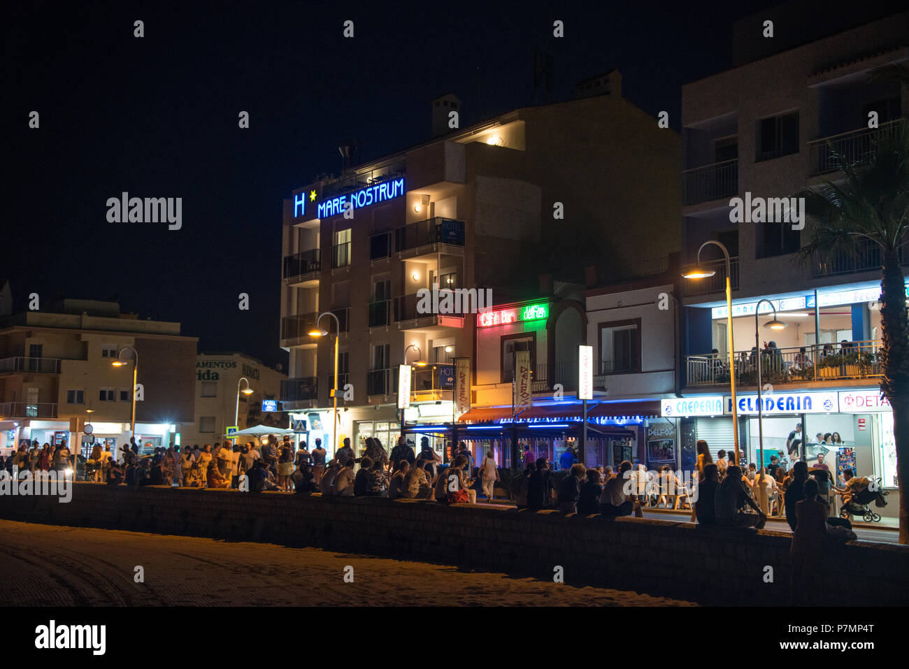 Una folla di gente che gode la celebrazione della festa di San Giovanni a Peniscola Spagna Foto Stock