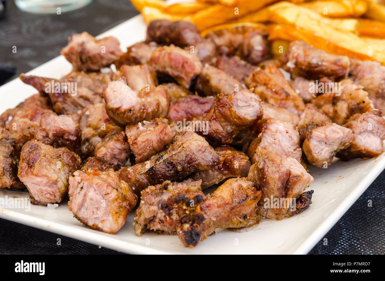 Carne di maiale iberico di carne con patate fritte su piastra Foto Stock
