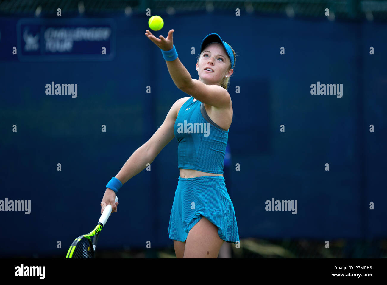 Katie Swan, femmina professionali giocatore di tennis, rilascia la palla da tennis in aria pronti a servire durante una partita. Foto Stock