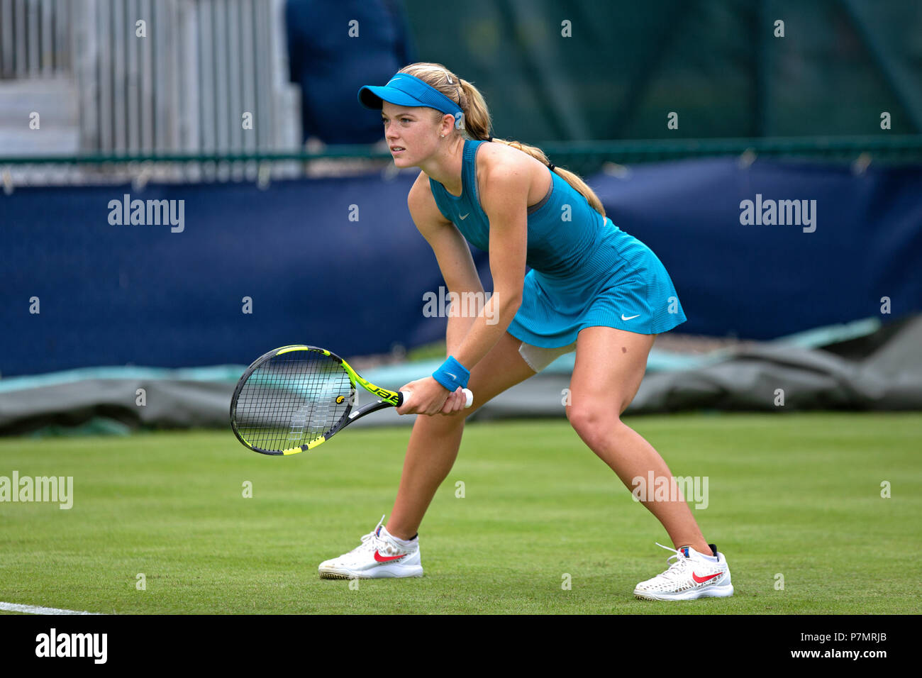 Un giocatore di tennis professionista (Katie Swan) posizionata nella posizione pronta durante una partita. Swan è in attesa di un servire dal suo avversario. Foto Stock