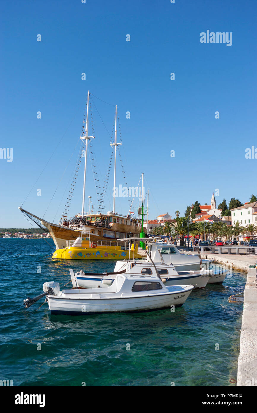 Croazia, Dalmazia, Dalmazia centrale, Rogoznica, il lungomare, il porto e il mare Adriatico, Foto Stock