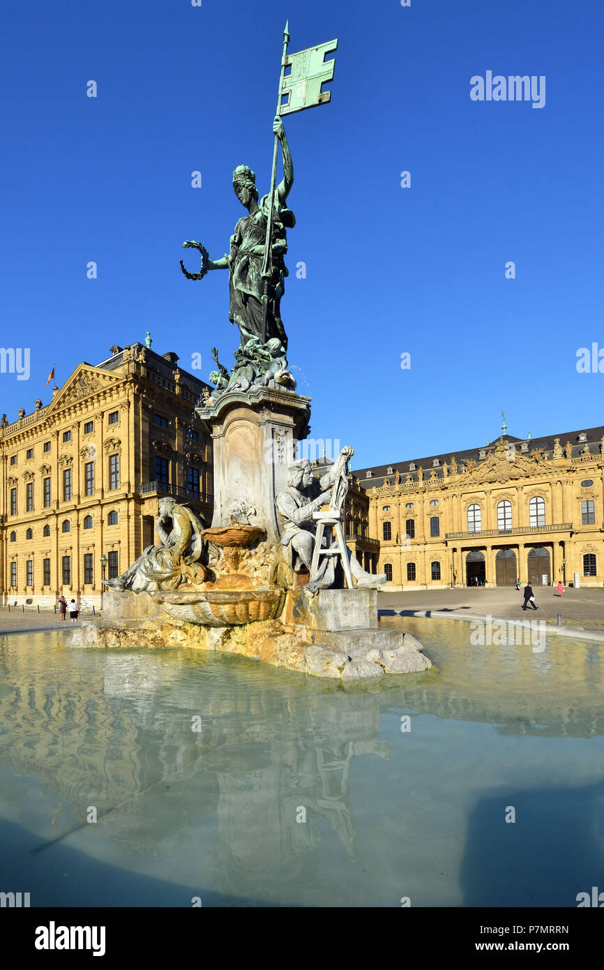 In Germania, in Baviera, Alta Franconia Regione, Würzburg, Residenzplatz, la figura dello scultore Tilman Riemenschneider, Franconia fontana (Frankoniabrunnen) nella parte anteriore della Residenza di Würzburg del XVIII secolo (Residenz), stile barocco, classificato come patrimonio mondiale dall' UNESCO Foto Stock