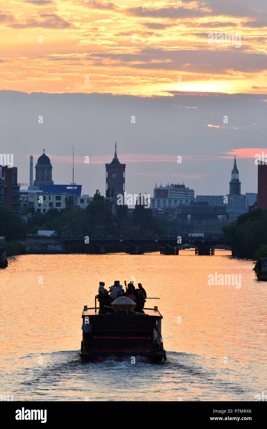 Germania, Berlino, Friedrichshain-Kreuzberg, rive del fiume Sprea e il Rotes Rathaus (rosso Municipio) in background Foto Stock