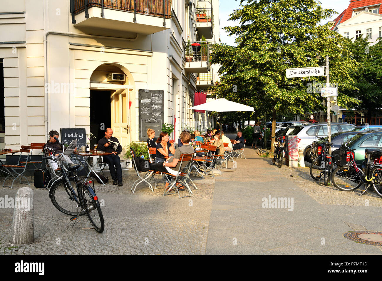 Germania, Berlino, Prenzlauerberg district, terrazze dei caffé lungo Dunckerstrasse e Raumerstraße, café Liebling Foto Stock