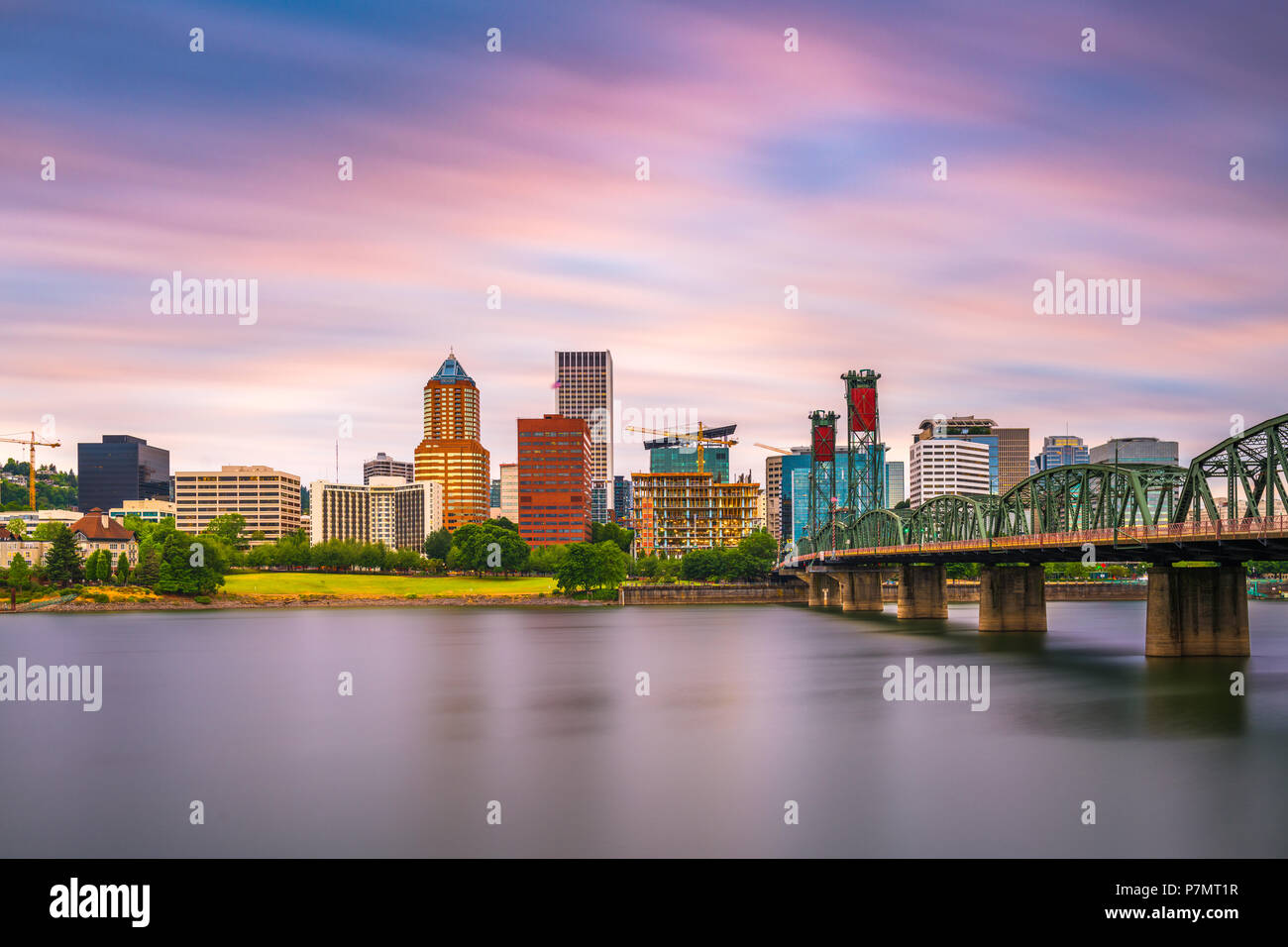 Portland, Oregon, Stati Uniti d'America skyline al tramonto sul fiume Willamette. Foto Stock