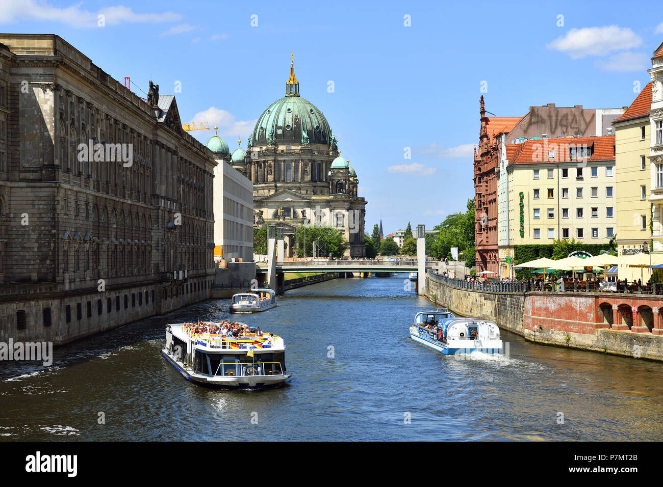 Germania Berlino, St Nicolas distretto (Nikolaiviertel), sulle rive del fiume Sprea e la cattedrale Berliner Dom Foto Stock