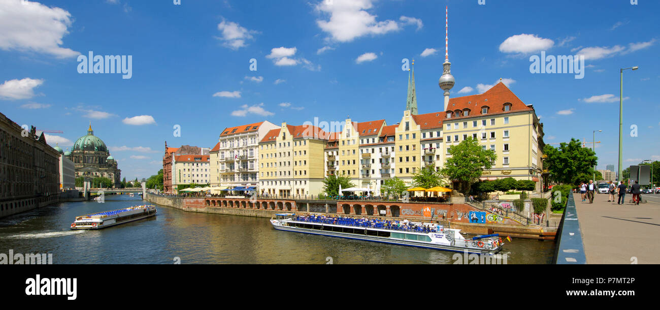 Germania Berlino, St Nicolas distretto (Nikolaiviertel), sulle rive del fiume Sprea e la cattedrale Berliner Dom e la Torre della TV in background (Fernsehturm) Foto Stock