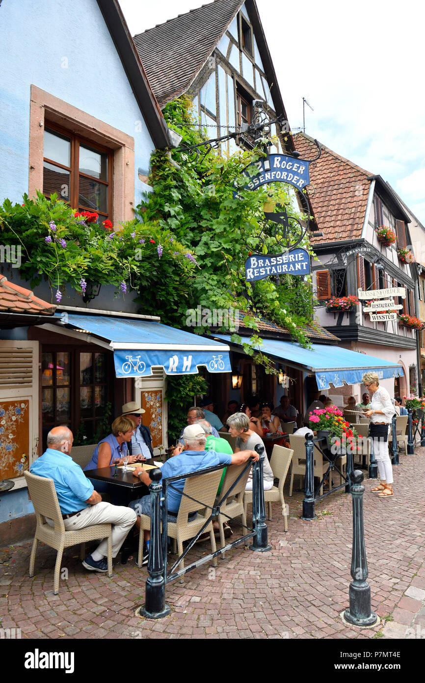 Francia, Haut Rhin, Alsazia strada del vino, Kaysersberg, il generale de Gaulle street Foto Stock