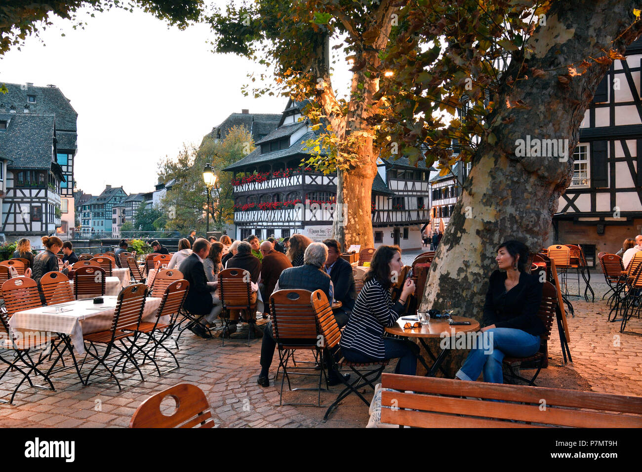 Francia, Bas Rhin, Strasburgo, città vecchia sono classificati come patrimonio mondiale dall'UNESCO, dal quartiere Petite France con la Maison des Tanneurs ristorante Foto Stock