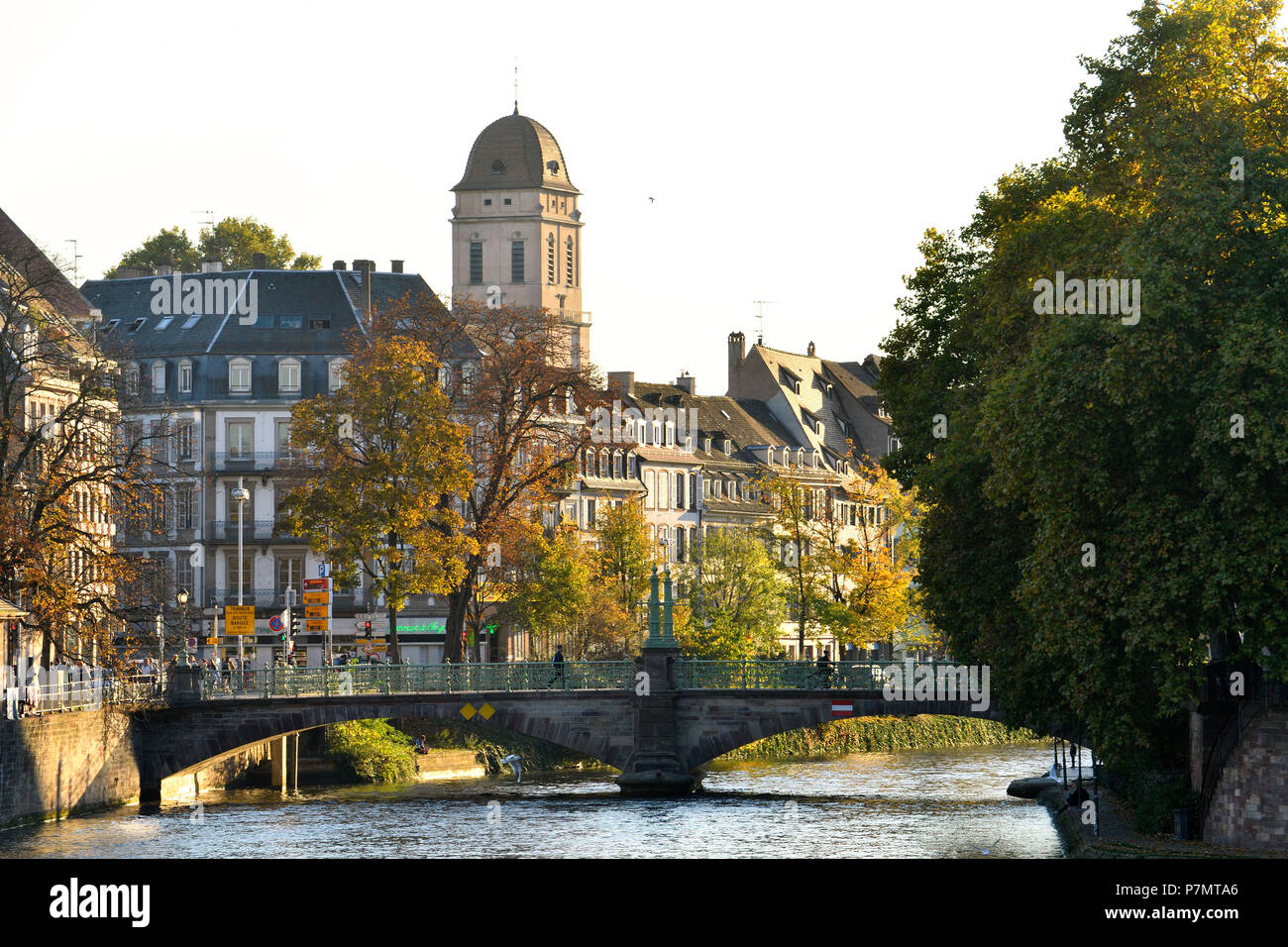 Francia, Bas Rhin, Strasburgo, città vecchia elencati come patrimonio mondiale dall' UNESCO, quai des Bateliers lungo il fiume Ill banche Foto Stock