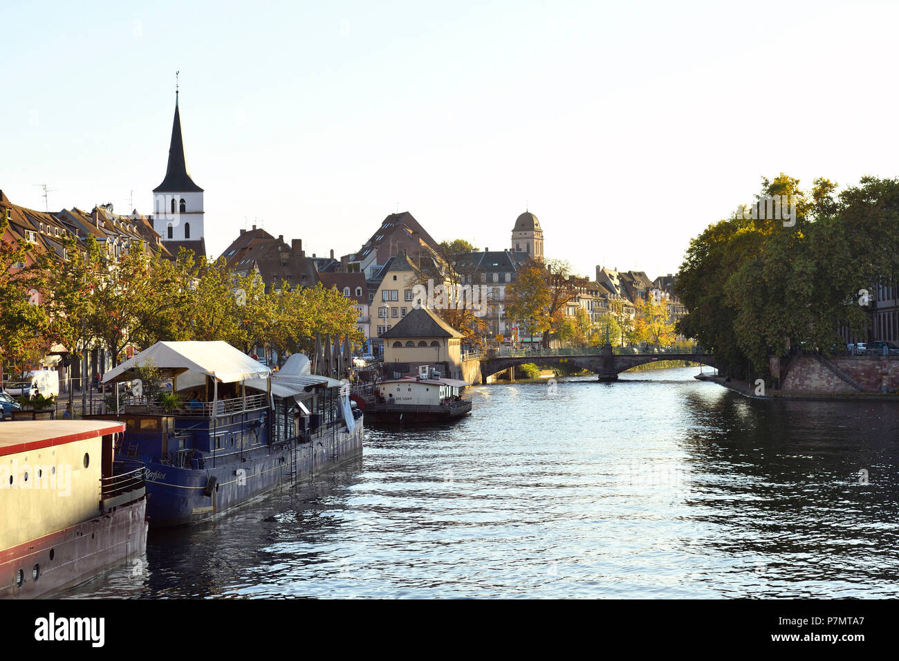 Francia, Bas Rhin, Strasburgo, città vecchia elencati come patrimonio mondiale dall' UNESCO, quai des Bateliers lungo il fiume Ill banche Foto Stock