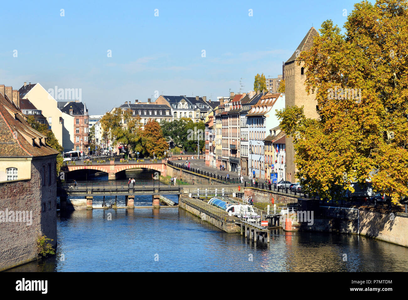 Francia, Bas Rhin, Strasburgo, città vecchia elencati come patrimonio mondiale dall' UNESCO, quartiere Petite France, ponti coperto oltre il fiume Ill, una serratura Foto Stock