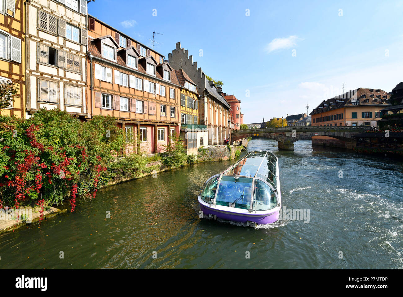 Francia, Bas Rhin, Strasburgo, città vecchia elencati come patrimonio mondiale dall' UNESCO, quartiere Petite France, bloccare sul fiume Ill verso il Quai des Moulins Foto Stock