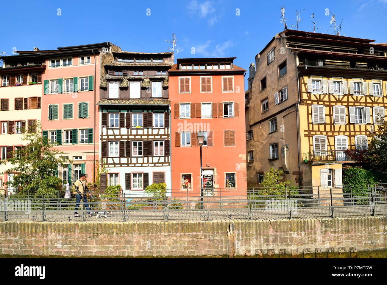 Francia, Bas Rhin, Strasburgo, città vecchia elencati come patrimonio mondiale dall' UNESCO, quartiere Petite France, bloccare sul fiume Ill verso il Quai des Moulins Foto Stock