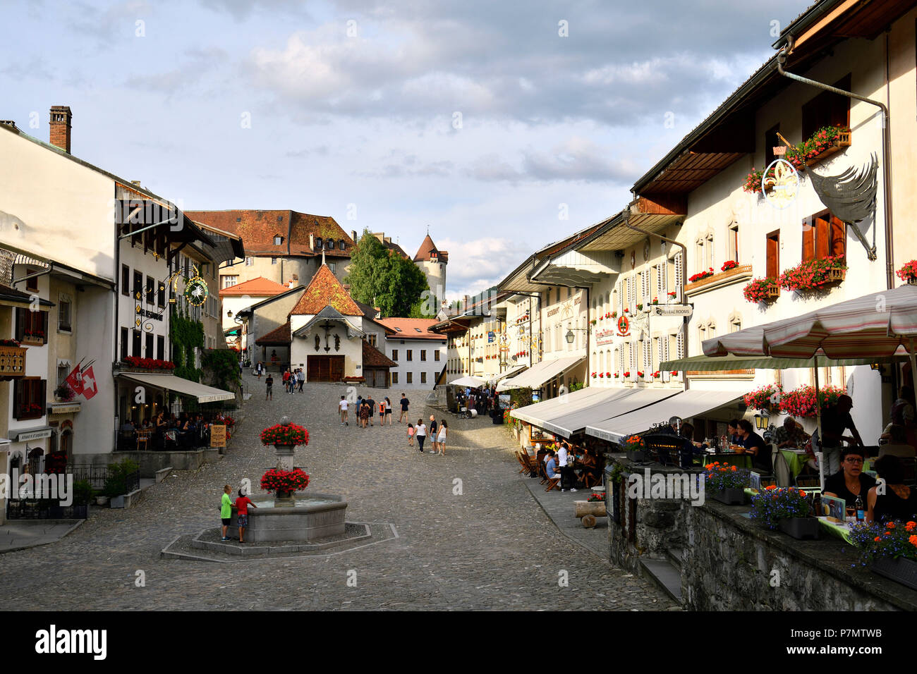 La Svizzera, nel Cantone di Friburgo, Gruyeres, città medievale con castello Foto Stock