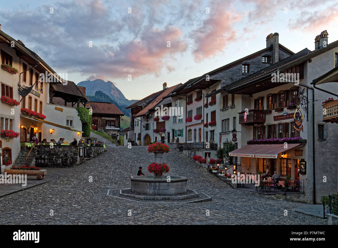 La Svizzera, nel Cantone di Friburgo, Gruyeres, città medievale Foto Stock