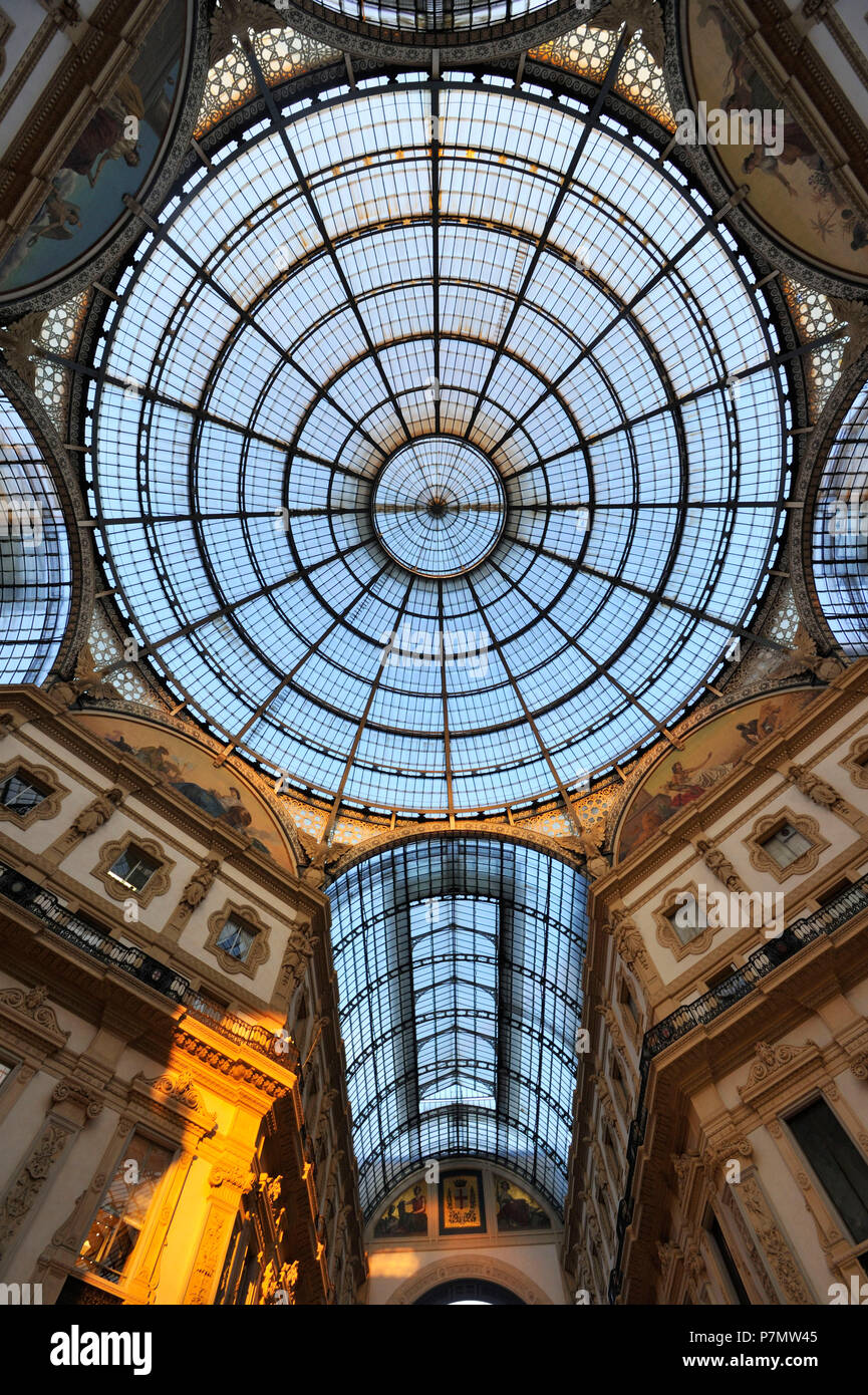 L'Italia, Lombardia, Milano, Vittorio Emanuele II, galleria shopping arcade costruito sul XIX secolo da Giuseppe Mengoni, il tetto di vetro Foto Stock