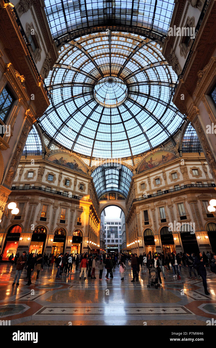L'Italia, Lombardia, Milano, Vittorio Emanuele II, galleria shopping arcade costruito sul XIX secolo da Giuseppe Mengoni, il tetto di vetro Foto Stock