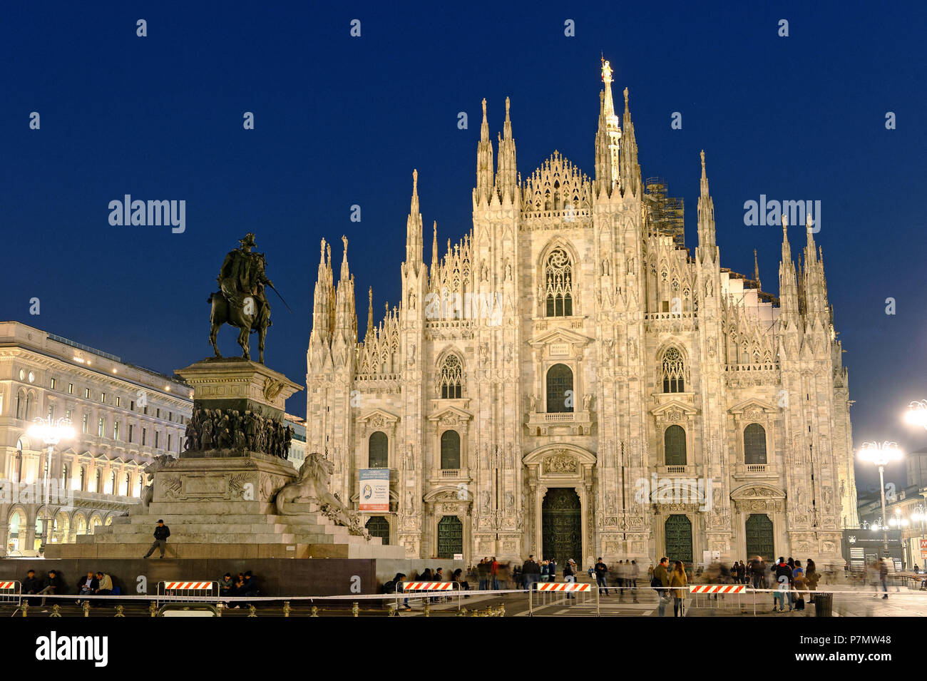 L'Italia, Lombardia, Milano, Piazza del Duomo, la statua equestre di Vittorio Emanuele II di Italia e la Cattedrale della Natività della Vergine Santa (Duomo) costruita tra il XIV e il XIX secolo Foto Stock