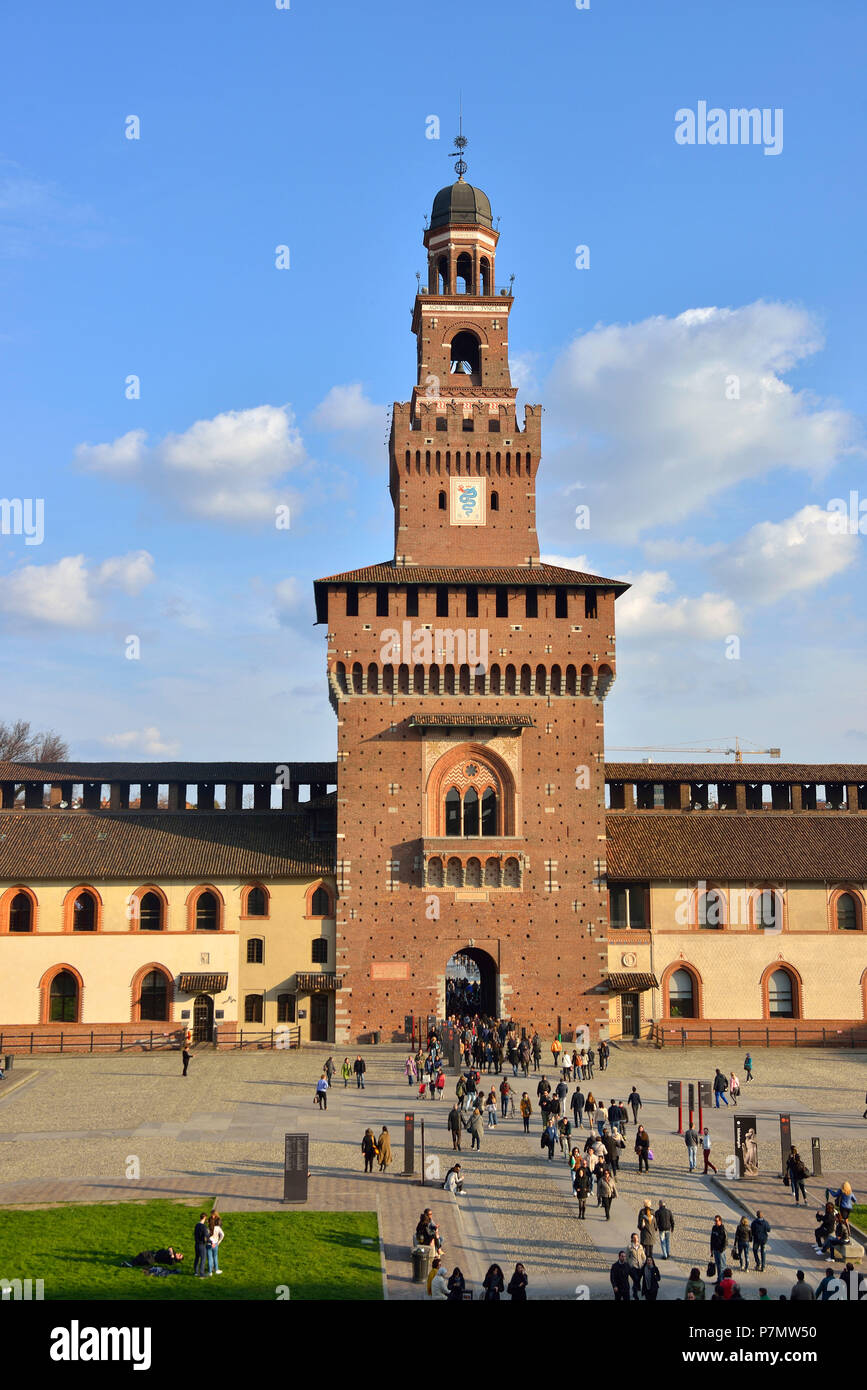 L'Italia, Lombardia, Milano Castello Sforzesco, costruito nel XV secolo dal Duca di Milano Francesco Sforza, Torre del Filarete, torre costruita dall'architetto Antonio di Pietro Averlino (o Averulino) noto anche come il Filarete Foto Stock