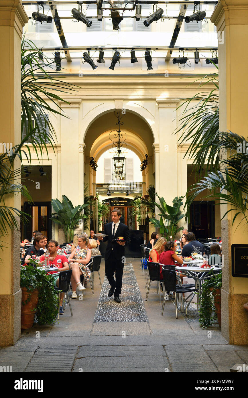 L'Italia, Lombardia, Milano, il Quadrilatero della moda, Via della Spiga, Dolce  e Gabbana sartoria, Bar Foto stock - Alamy