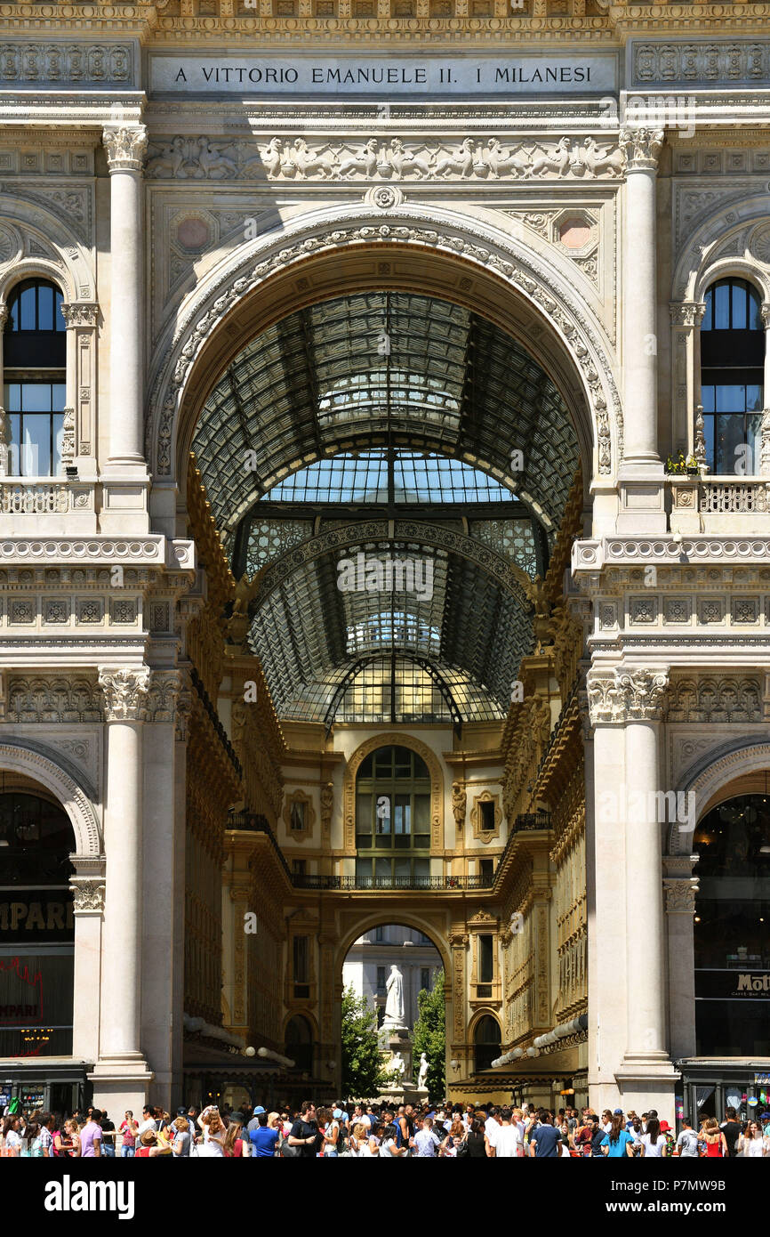 L'Italia, Lombardia, Milano, Piazza del Duomo, ingresso di Vittorio Emanuele II, galleria shopping arcade costruito sul XIX secolo da Giuseppe Mengoni Foto Stock