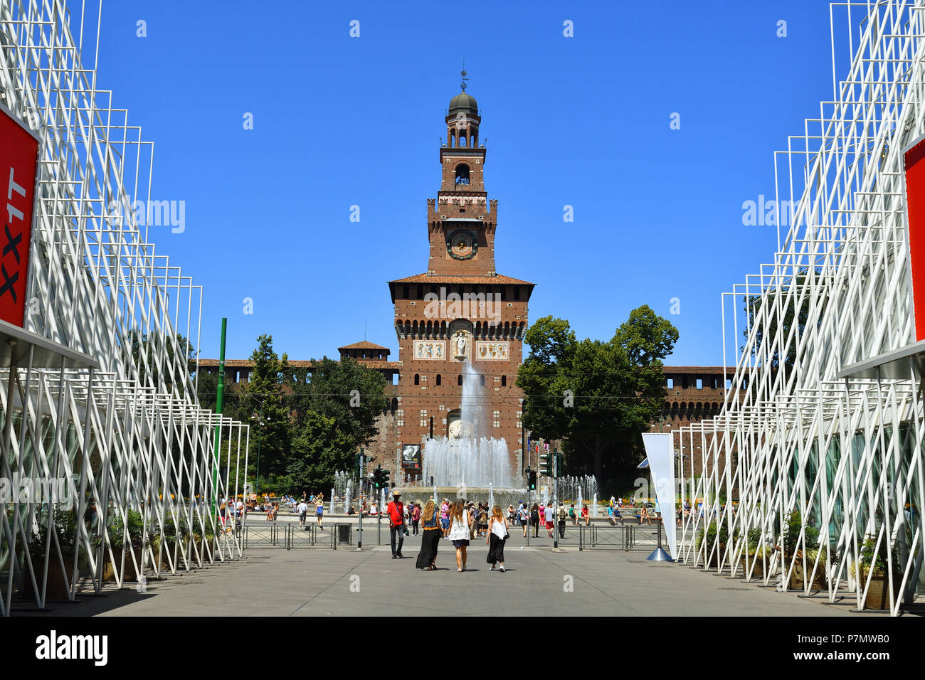 L'Italia, Lombardia, Milano, Largo Cairoli e piazza Castello Sforzesco, costruito nel XV secolo dal Duca di Milano Francesco Sforza, Torre del Filarete, torre costruita dall'architetto Antonio di Pietro Averlino (o Averulino) noto anche come il Filarete Foto Stock