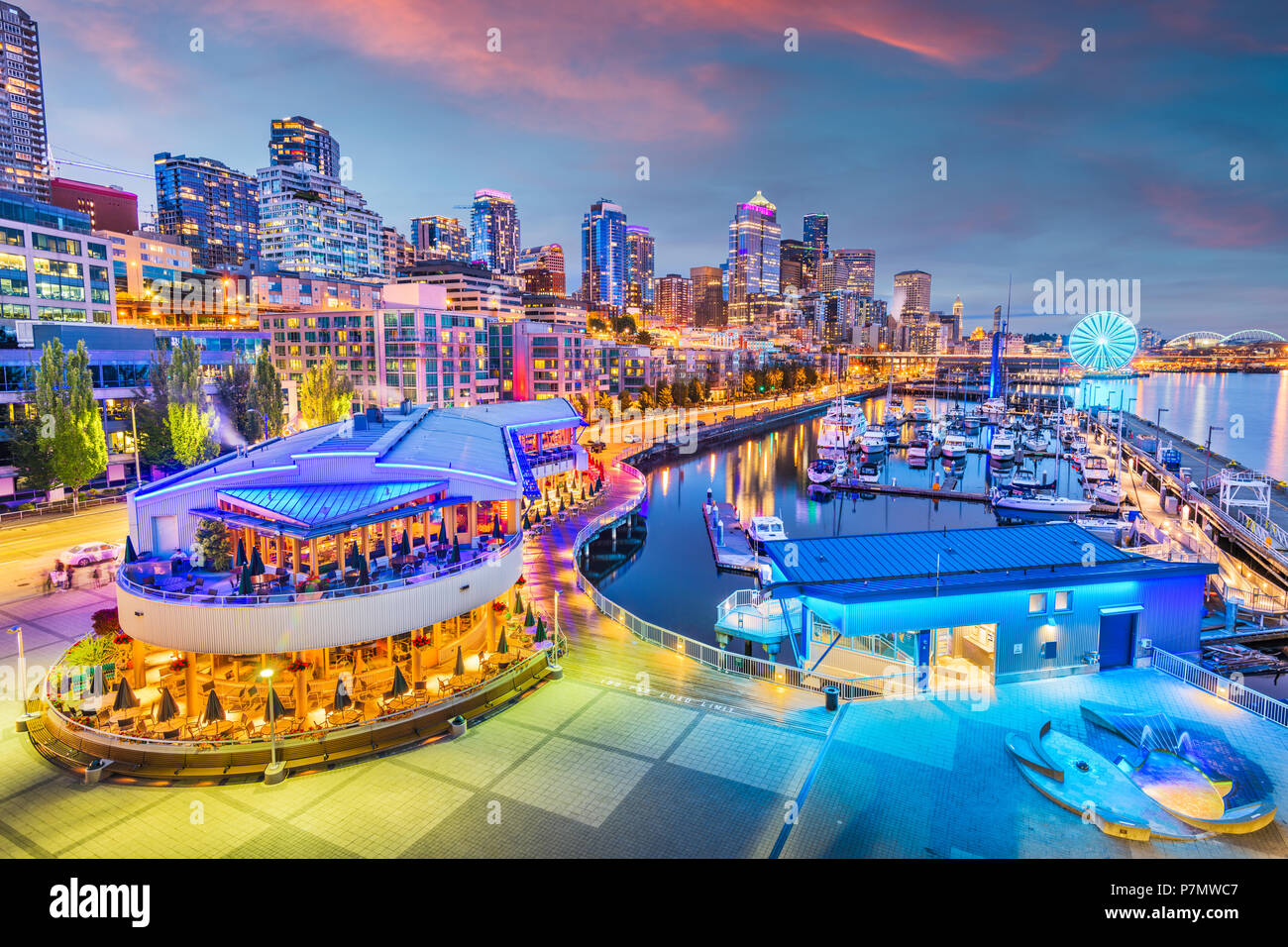Seattle, Washington, Stati Uniti d'America pier e sullo skyline al tramonto. Foto Stock
