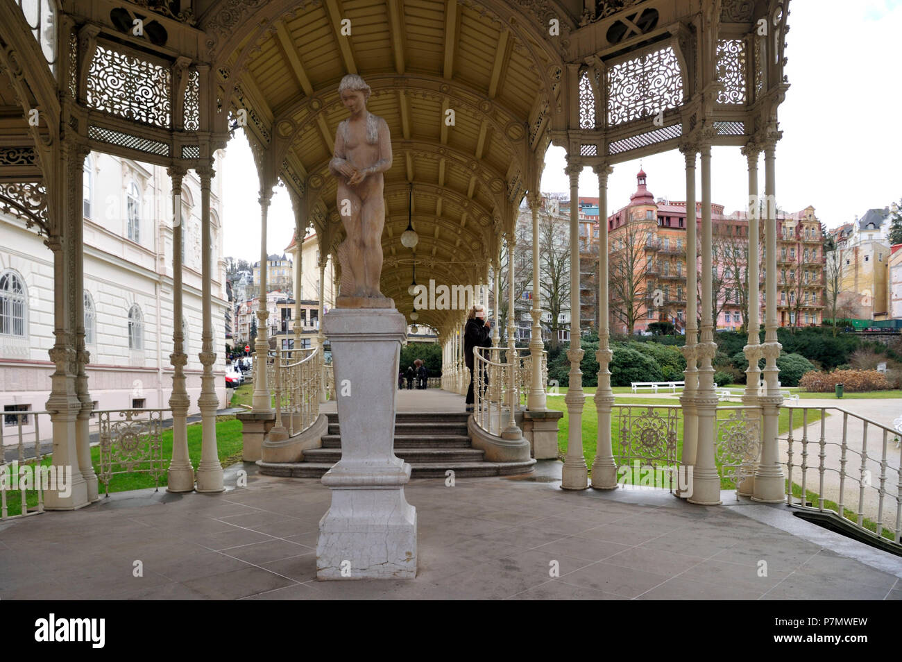 Repubblica ceca, Boemia occidentale, la storica città vecchia di Karlsbad, Karlovy Vary, Sadova kolonada (Parco colonnato a molla) risalenti dal 1881 Foto Stock