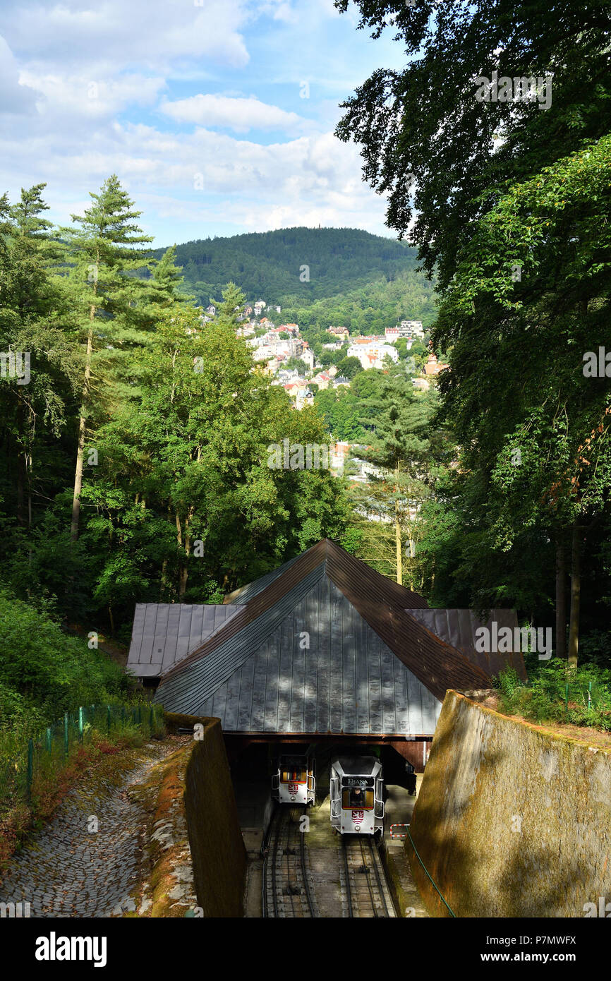 Repubblica ceca, Boemia occidentale, la storica città vecchia di Karlsbad, Karlovy Vary, funicolare verso il Diana punto di vista Foto Stock